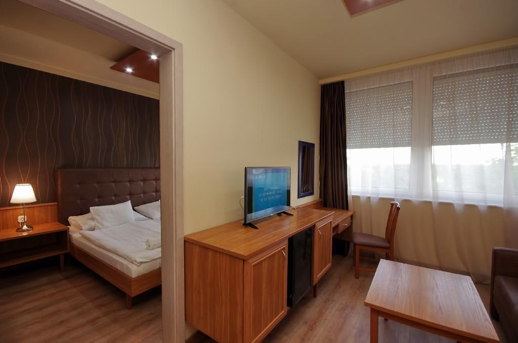 Aqua Hotel Gyula Exterior foto